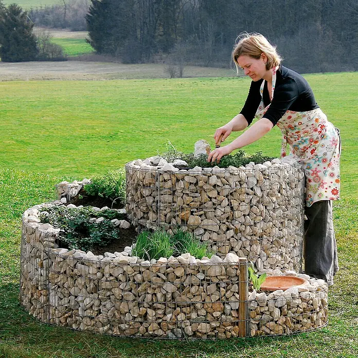 Bellissa Gabionen-Kräuterspirale - 150 x 200 x 80 cm, Stahl, Fassungsvermögen Erde: 1.350 kg - Stimmungsaufnahme