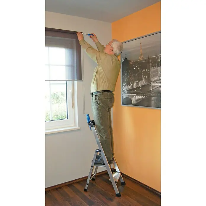 Krause Monto Stufenstehleiter Safepro - Arbeitshöhe: 2,4 m, Anzahl Tritte: 2 Stufen, Tiefe Stufen: 125 mm, Aluminium - Anwendungsbeispiel