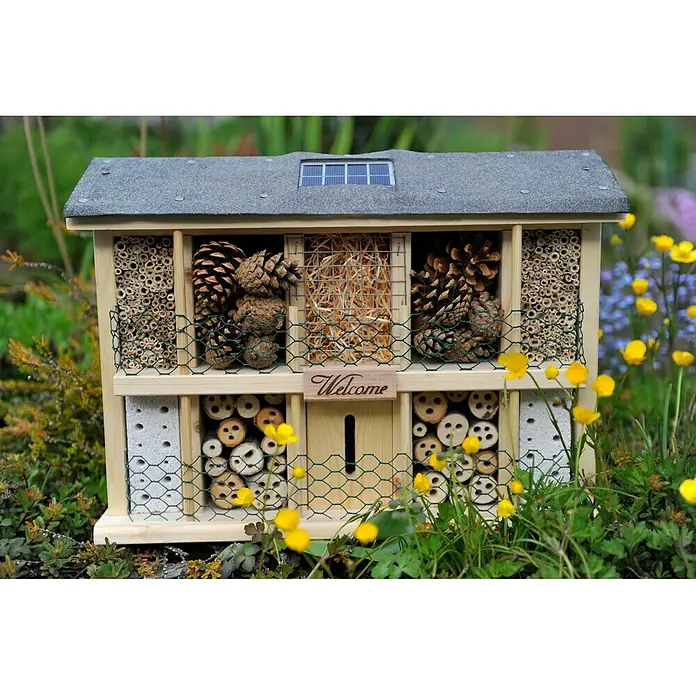 Dobar Insektenhotel Solar-Landsonne - 47 x 12,5 x 34 cm, Kiefer, Aufhängevorrichtung - Stimmungsaufnahme