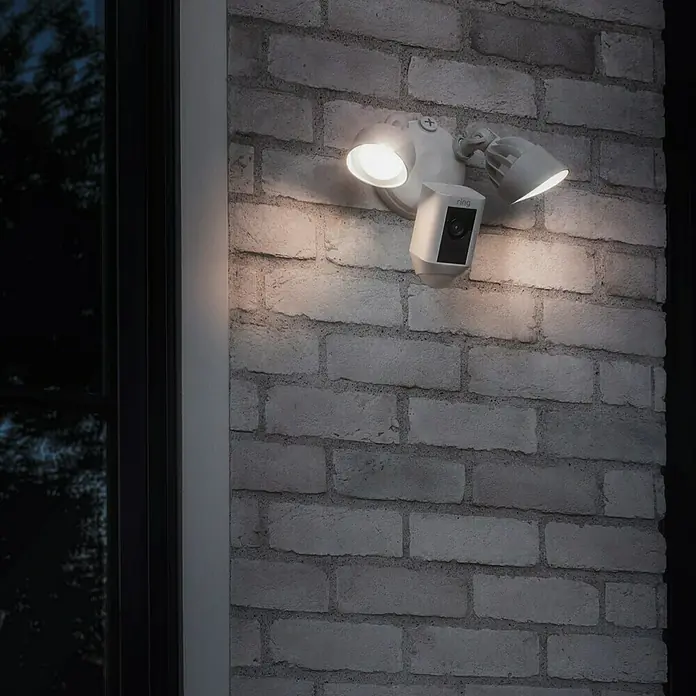 Ring Türkamera Floodlight Cam - Weiß, 1.920 x 1.080 Pixel (Full HD), 2 Wege Kommunikation, IP64, 2 Flutlichter - Stimmungsaufnahme