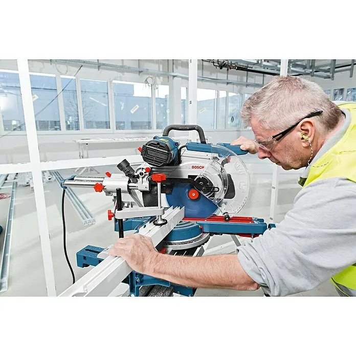 Bosch Professional Paneelsäge GCM 350-254 - 1.800 W, 3.700 U/min - 5.000 U/min, Durchmesser Sägeblatt: 254 mm - Anwendungsbeispiel