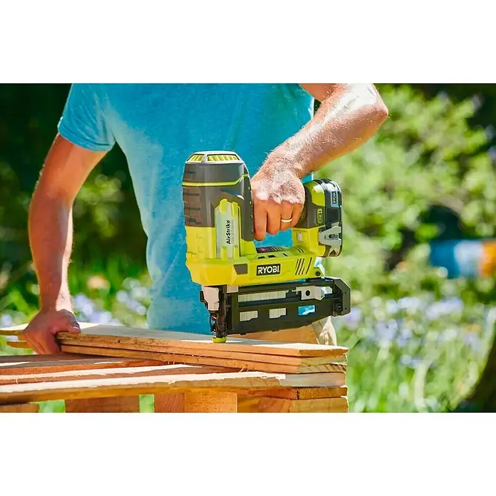 Ryobi ONE+ Clavadora de batería R18N16G - 18 V, Iones de litio, Sin batería - Producto en uso