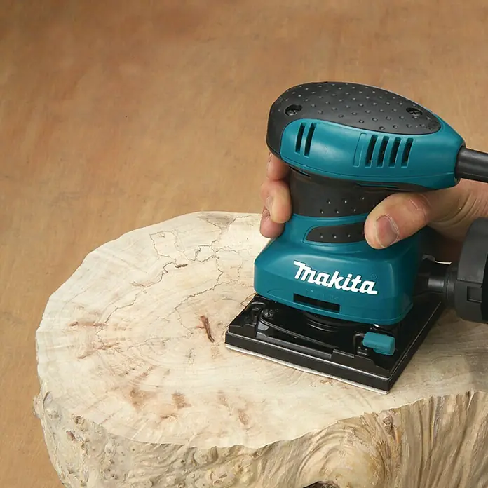 Makita Schwingschleifer BO4555J - 200 W, Schwingzahl: 28.000 U/min, Schleiffläche: 102 x 114 mm - Anwendungsbeispiel