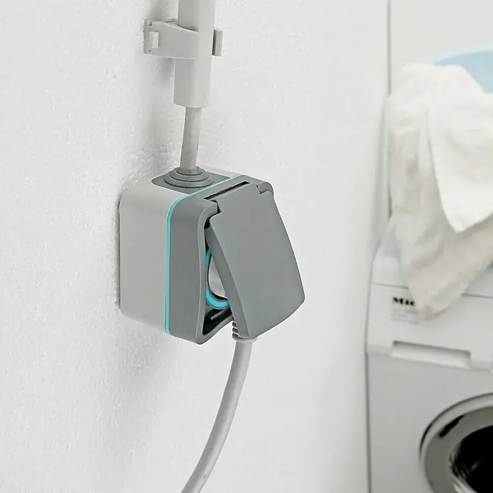 Voltomat Blueline Feuchtraum-Steckdose - 1-fach, Senkrecht, Aufputz, IP54, Grau - Stimmungsaufnahme