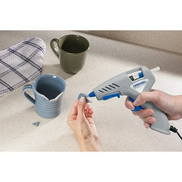 Dremel Pištolj za vruće ljepljenje 910-3 - Vrijeme zagrijavanja: 5 min, Promjer uloška za ljepilo: 7 mm - Proizvod u upotrebi