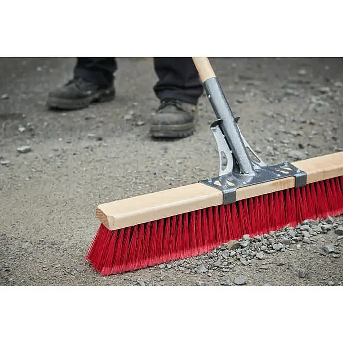 Freund Victoria Straßenbesen Profi - Arbeitsbreite: 60 cm, Material Borsten: Elaston, Rot, Natur - Anwendungsbeispiel