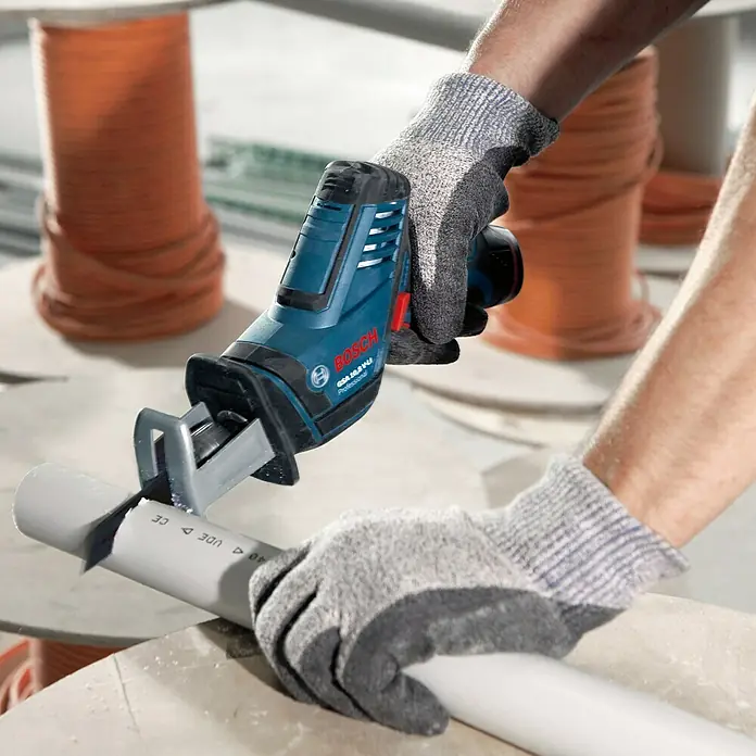 Bosch Professional Akku-Säbelsäge GSA 12V-14 - 12 V, Li-Ionen, Ohne Akku, Leerlaufhubzahl: 0 - 3.000 Hübe/min - Anwendungsbeispiel