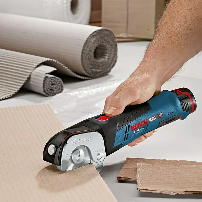 Bosch Professional Akku-Universalschere GUS 12V-300 - 12 V, Li-Ionen, Ohne Akku, Geeignet für: Materialien bis 11 mm Stärke - Anwendungsbeispiel