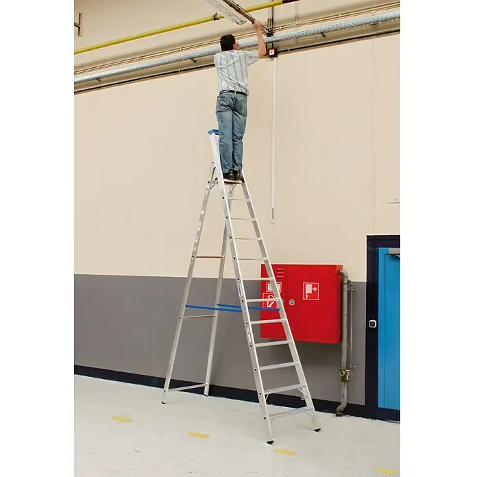 Krause Stabilo Stufenstehleiter - Arbeitshöhe: 4,8 m, Anzahl Tritte: 12 Stufen, Tiefe Stufen: 80 mm, Aluminium - Anwendungsbeispiel