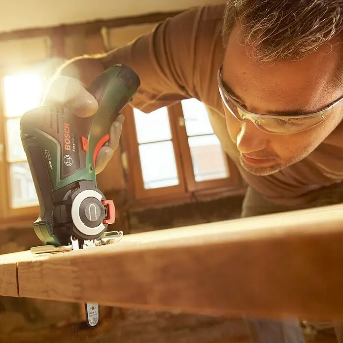 Bosch NanoBlade-Säge EasyCut 12 - 12 V, Li-Ionen, 2 Ah, Leerlaufdrehzahl: 4.100 U/min - Anwendungsbeispiel