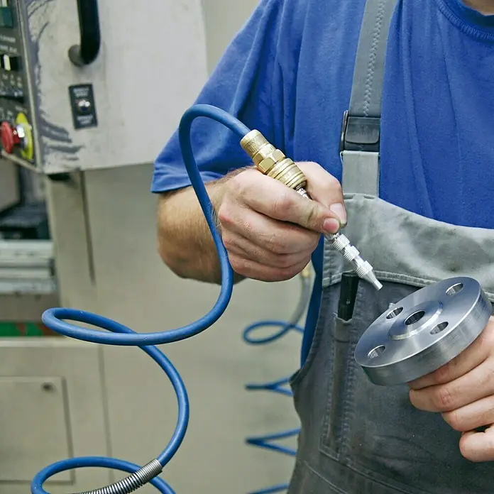 Hazet Ausblasstift 9040-3 - Betriebsdruck: 6 bar, Durchflussmenge: 360 l/min - Anwendungsbeispiel