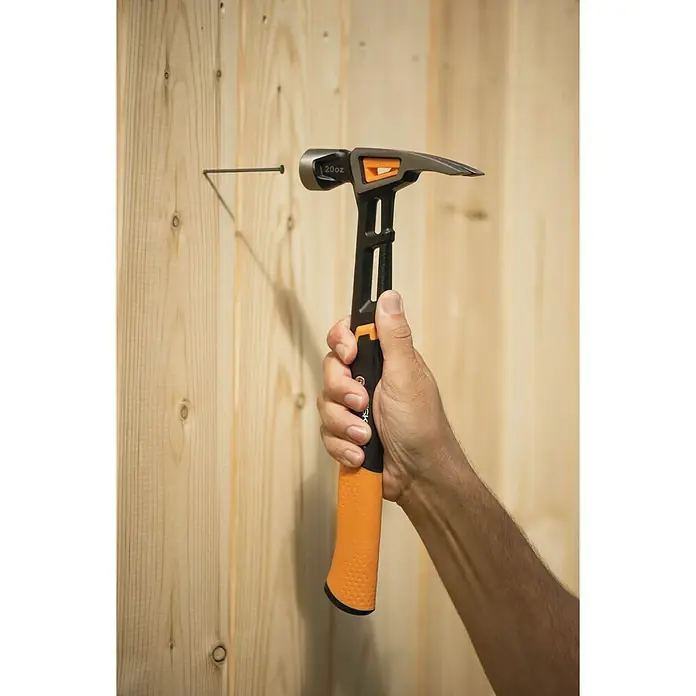 Fiskars Universalhammer M - Gewicht Kopf: 450 g, Länge: 340 mm - Anwendungsbeispiel