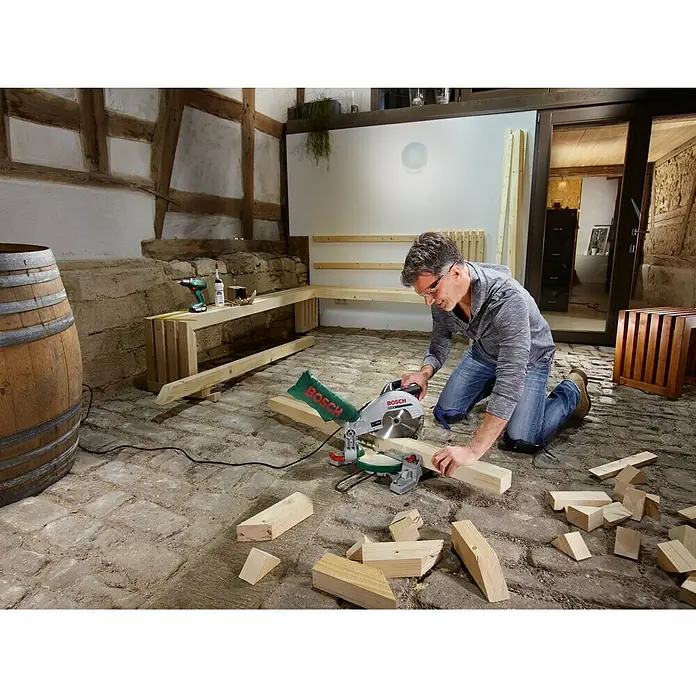 Bosch Afkort- en verstekzaag PCM 8 - 1.200 W, Onbelast toerental: 4.800 tpm, Diameter zaagblad: 216 mm - Toepassingsvoorbeeld
