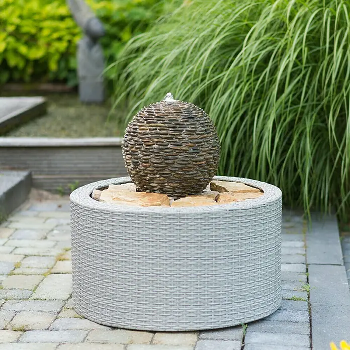 Ubbink AcquaArte Hochteich-Verkleidung Decowall Wicker VII - Ø x H: 68 x 38,5 cm, Polyrattan, Grau - Stimmungsaufnahme