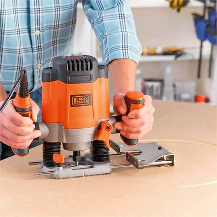 Black+Decker Fresadora de superficie KW1200EKA - 1.200 W, Carrera máx. de fresado: 55 mm