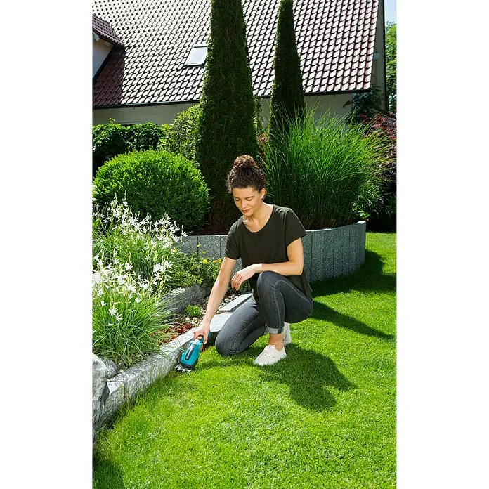 Gardena ComfortCut Akku-Grasschere - 3,6 V, Li-Ionen, 3 Ah, 1 Akku, Schnittbreite: 8 cm - Anwendungsbeispiel