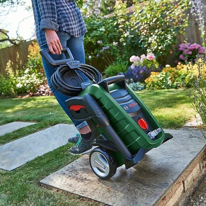 Bosch Visokotlačni čistač UniversalAquatak 130 - 1.700 W, Maksimalni tlak: 130 bar, Radni protok: Maks. 380 l/h - Živopisni prikaz