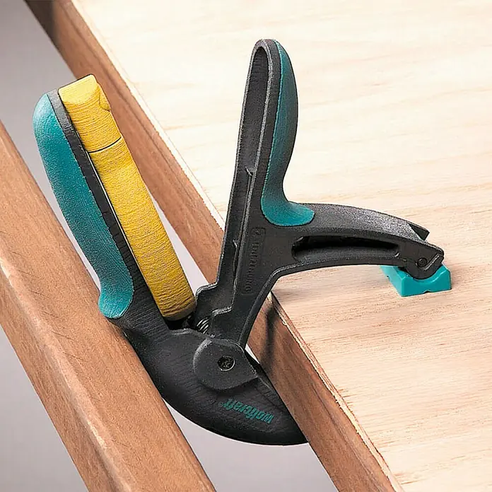 Wolfcraft Federzwinge FZH 50 - Mit Haken, Spannweite: 50 mm, Belastbarkeit: 5 kg - Anwendungsbeispiel