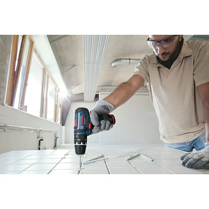 Bosch Professional Akku-Schlagbohrschrauber GSB 12V-15 - 12 V, 2 Akkus, 2 Ah, Leerlaufdrehzahl: 0 U/min - 1.300 U/min - Anwendungsbeispiel