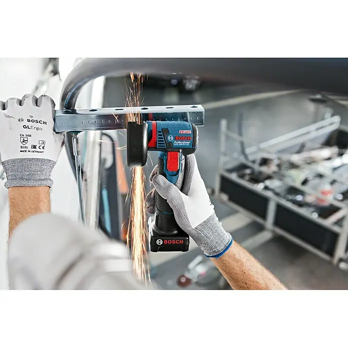 Bosch Professional Akku-Winkelschleifer GWS 12V-76 L-Boxx - 12 V, Ohne Akku, Durchmesser Scheibe: 76 mm, 19.500 U/min - Anwendungsbeispiel