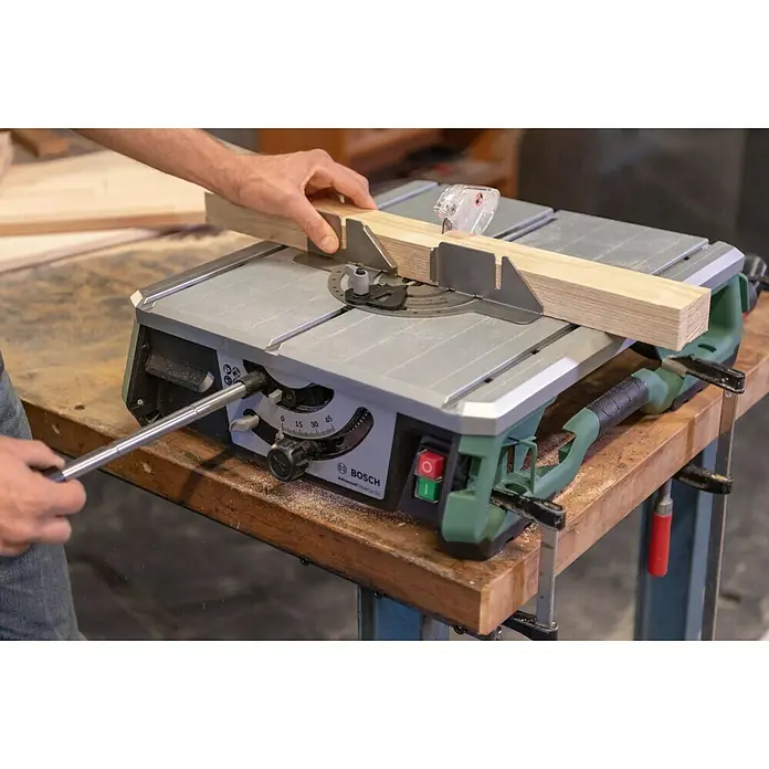 Bosch Sierra de mesa NanoBlade AdvancedTableCut 52 - 550 W, 0 r.p.m. - 8.200 r.p.m. - Producto en uso