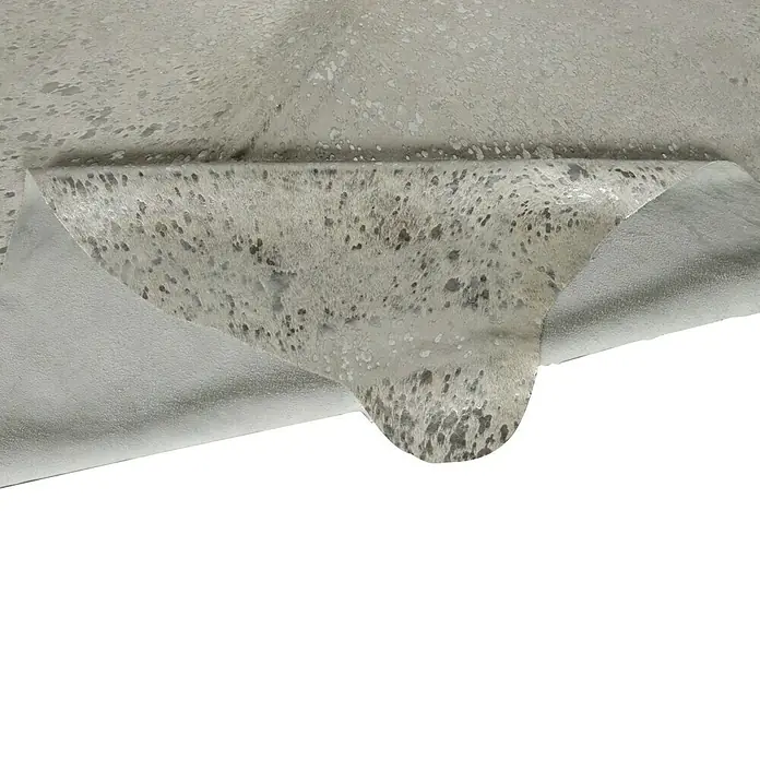 Esbeco Deko-Kuhfell Gefleckt - Silber, 100 % Echtfell, Fläche ca.: 3,5 m² - Detailaufnahme