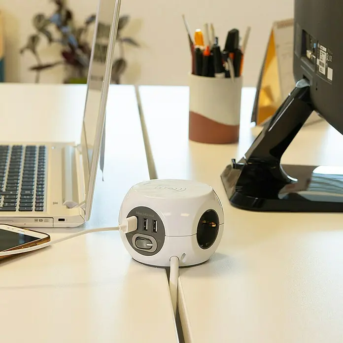 Simon Bola de enchufes con USB + carga inalámbrica Combi Ball - Número de enchufes Schuko: 3 ud., Blanco