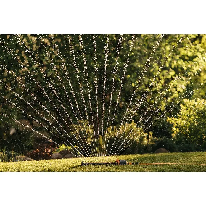 Fiskars Kvadratni raspršivač vode - Maksimalna površina raspršivača: 300 m² - Živopisni prikaz