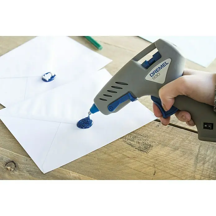 Dremel Pištolj za vruće ljepljenje 930-18 Hobby - Promjer uloška za ljepilo: 7 mm, Vrijeme zagrijavanja: 5 min - Proizvod u upotrebi