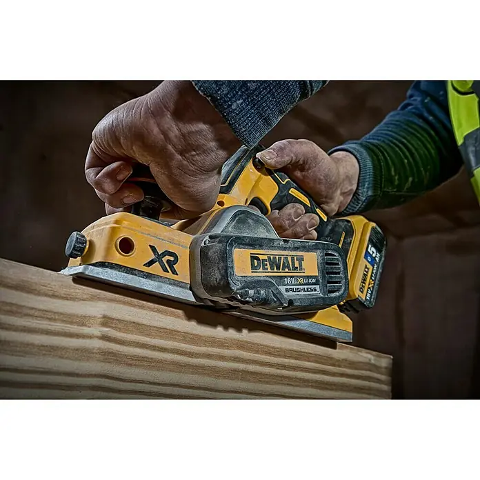 Dewalt XR Akku-Handhobel DCP580NT - 18 V, Ohne Akku, Hobelbreite: 82 mm - Anwendungsbeispiel