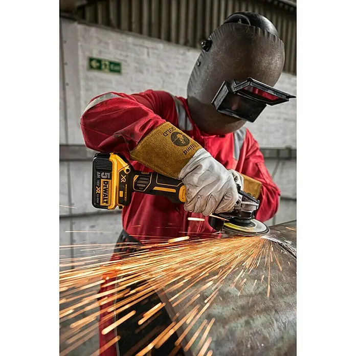 Dewalt XR Akku-Winkelschleifer DCG405NT - 18 V, Ohne Akku, Durchmesser Scheibe: 125 mm - Anwendungsbeispiel