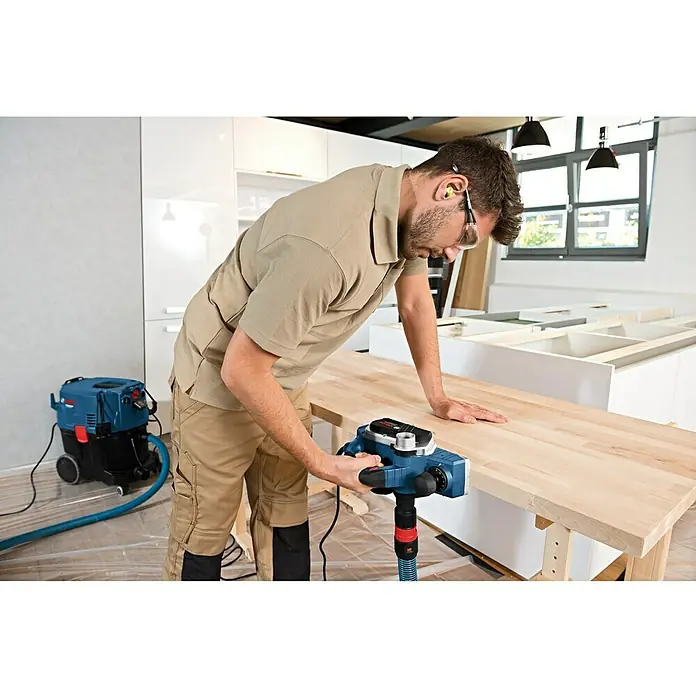 Bosch Professional Handhobel GHO 26-82 D - 710 W, Hobeltiefe: 0 mm - 2,6 mm, Leerlaufdrehzahl: 18.000 U/min - Anwendungsbeispiel
