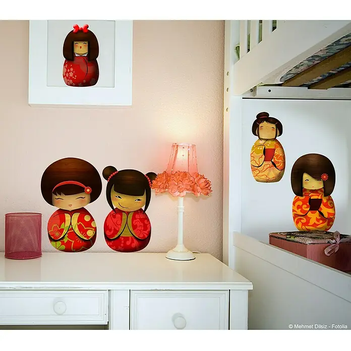 Vinilo de pared Kokeshi - Kokeshi japonés, 48 x 68 cm - Foto ambiente