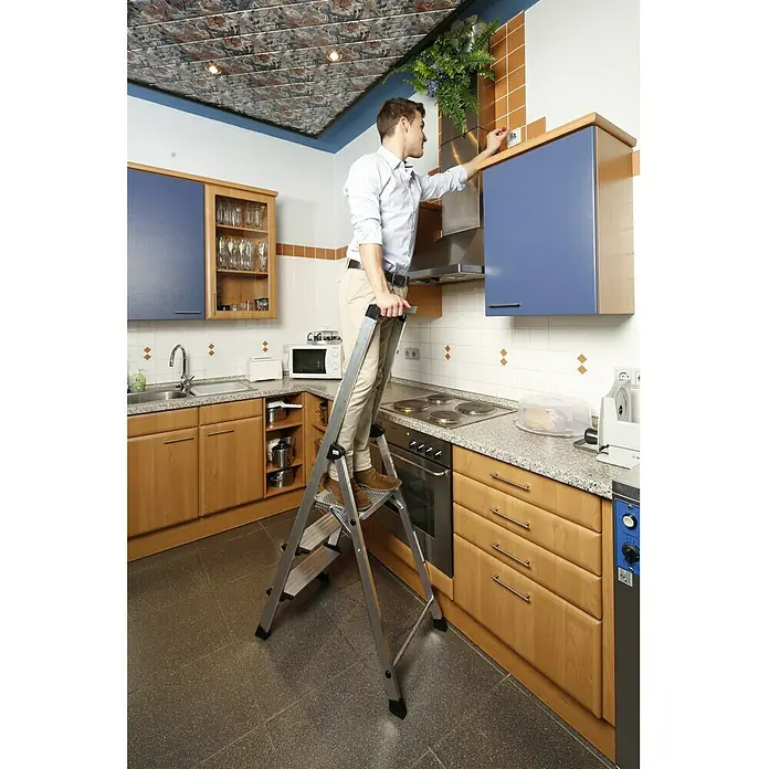Krause PlusLine Stufenstehleiter Safety - Arbeitshöhe: 2,65 m, Anzahl Tritte: 3 Stufen, Tiefe Stufen: 125 mm, Aluminium - Anwendungsbeispiel