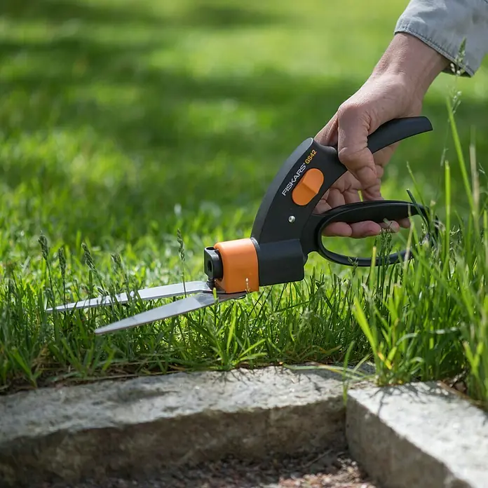 Fiskars Škare za obrezivanje rubova travnjaka Servo System GS42 - Duljina: 32 cm - Proizvod u upotrebi