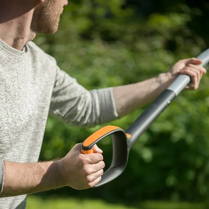 Fiskars Xact Gärtnerspaten L - Arbeitsbreite: 19 cm, Rund, Langstiel - Anwendungsbeispiel
