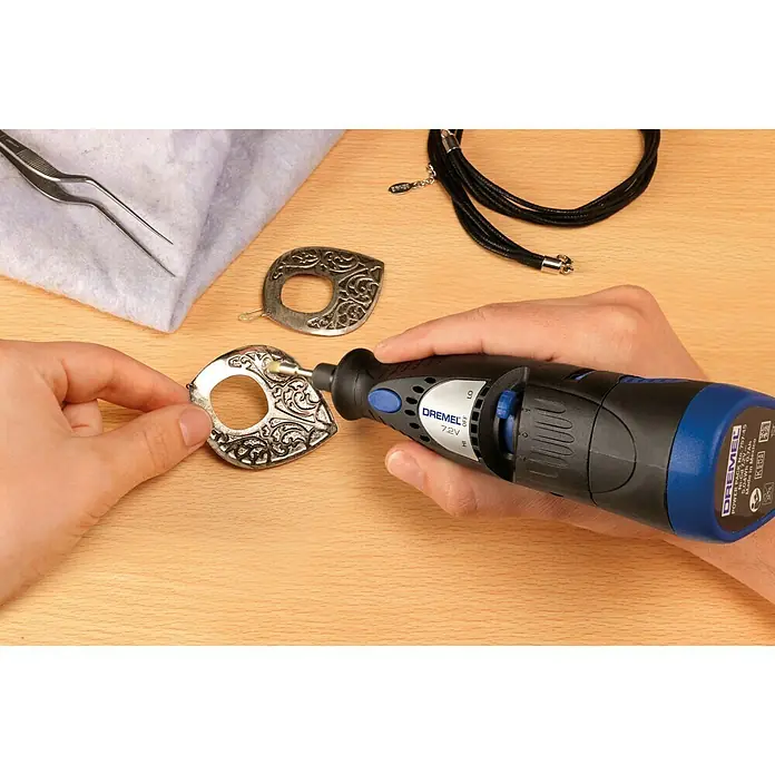 Dremel Cepillo de latón 537 - Forma cabezal: Cabeza de pincel, Diámetro de trabajo: 3,2 mm, 3 ud. - Producto en uso