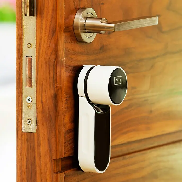 Yale ENTR Električna brava za vrata Jedinica za vrata - D x Š x V: 54 x 55 x 150 mm, Prikladno za: Uređaji kompatibilni s Bluetoothom, Ulazna vrata, Bijelo-crno - Proizvod u upotrebi