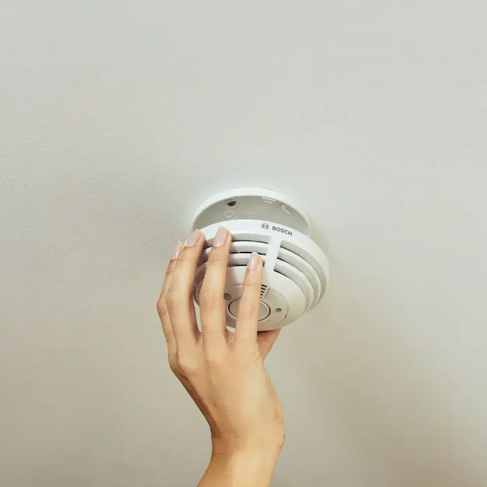 Bosch Smart Home Rauchwarnmelder - Smarte Steuerung: Bosch Smart Home App, Reichweite Funk: > 100 m (Freifeld) - Anwendungsbeispiel