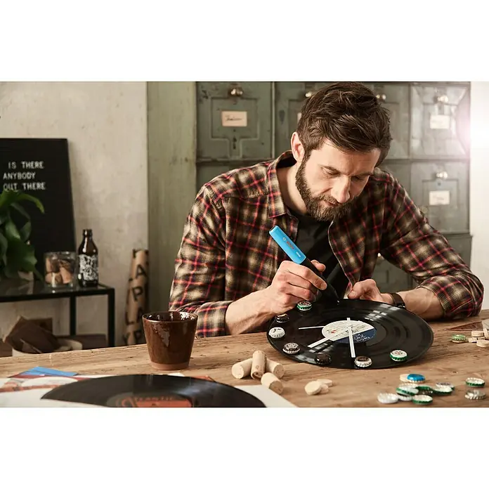 Bosch Akku-Heißklebestift Gluey - Farbe: Smoky Grey - Anwendungsbeispiel