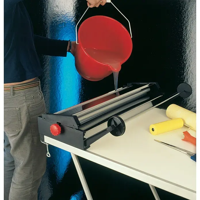 Decora Tapetenkleistergerät - Geeignet für: Euro Rollen 53 cm - Anwendungsbeispiel