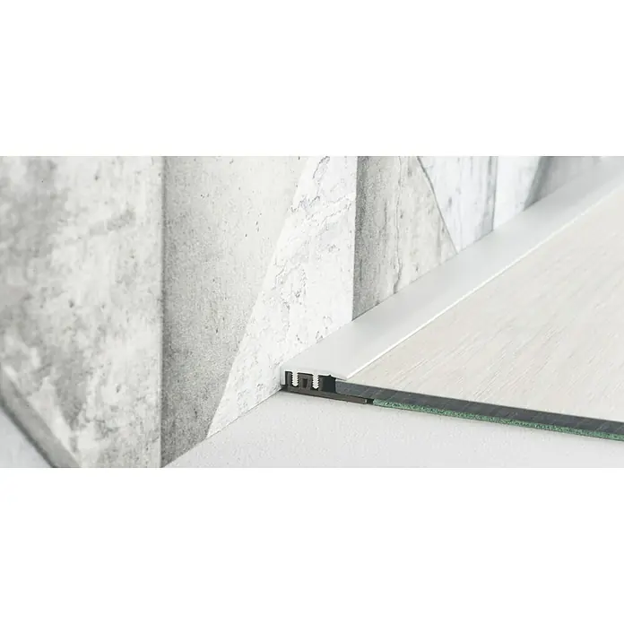 LOGOCLIC Abschlussprofil 324 - Silber, 0,9 m x 21 mm, Montageart: Stecken - Detailaufnahme