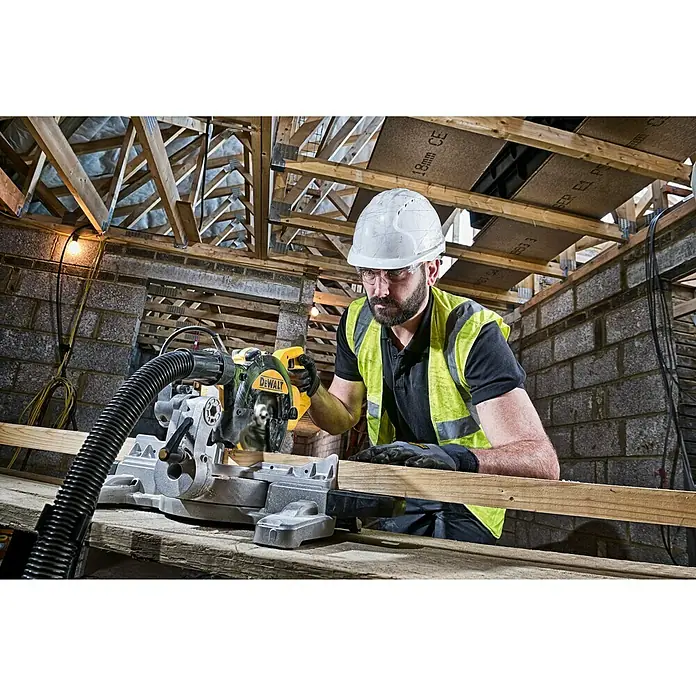 Dewalt Paneelsäge DWS774 - 1.400 W, 0 U/min - 4.500 U/min, Durchmesser Sägeblatt: 216 mm - Anwendungsbeispiel