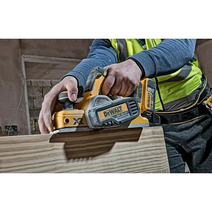 Dewalt XR Akku-Handhobel DCP580NT - 18 V, Ohne Akku, Hobelbreite: 82 mm - Anwendungsbeispiel