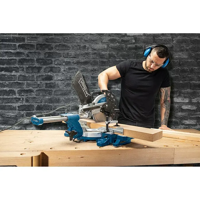 Scheppach Kappzugsäge HM 254 - 2.000 W, Durchmesser Sägeblatt: 255 mm, 0 U/min - 4.500 U/min - Anwendungsbeispiel
