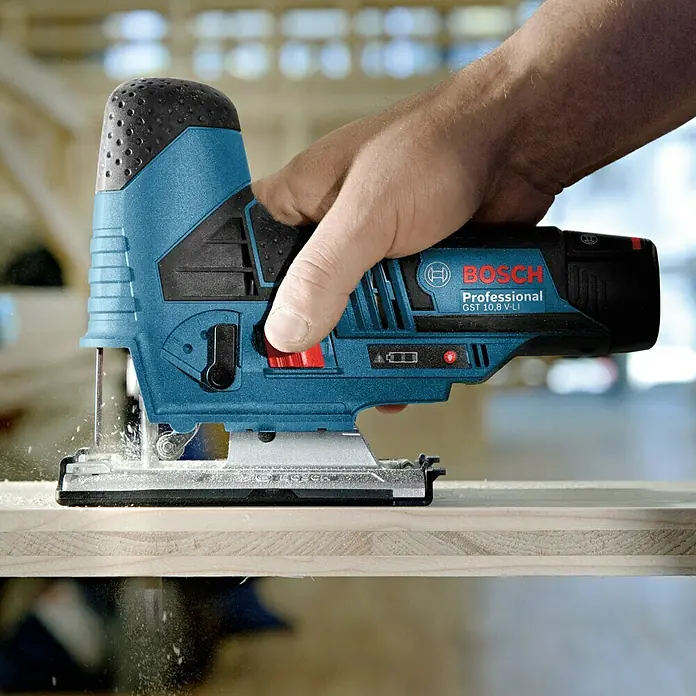 Bosch Professional Akku-Stichsäge GST 12V-70 - 12 V, Li-Ionen, Ohne Akku, Leerlaufhubzahl: 1.500 - 2.800 Hübe/min - Anwendungsbeispiel