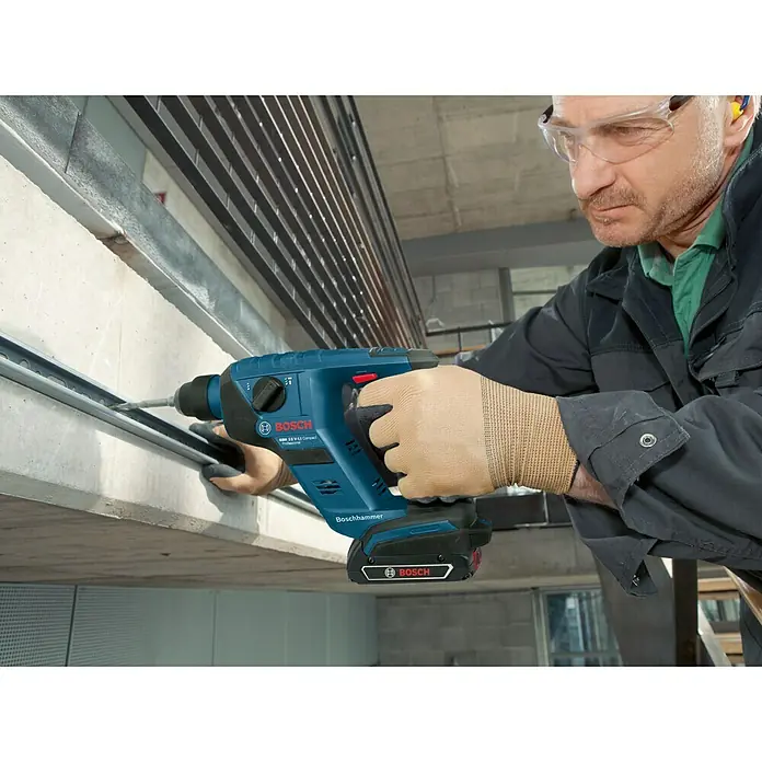 Bosch Professional Akku-Bohrhammer GBH 18 V-LI Compact - 18 V, Li-Ionen, Ohne Akku, Einzelschlagstärke: 1 J, Leerlaufdrehzahl: 0 U/min - 1.050 U/min - Anwendungsbeispiel