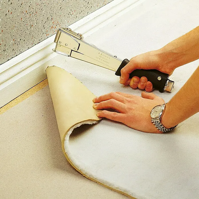 Rapid Hamertacker R54 - Nietdiepte: 6 - 14 mm, Geschikt voor: Platte draadkrammen type 140 (6 - 14 mm) - Toepassingsvoorbeeld