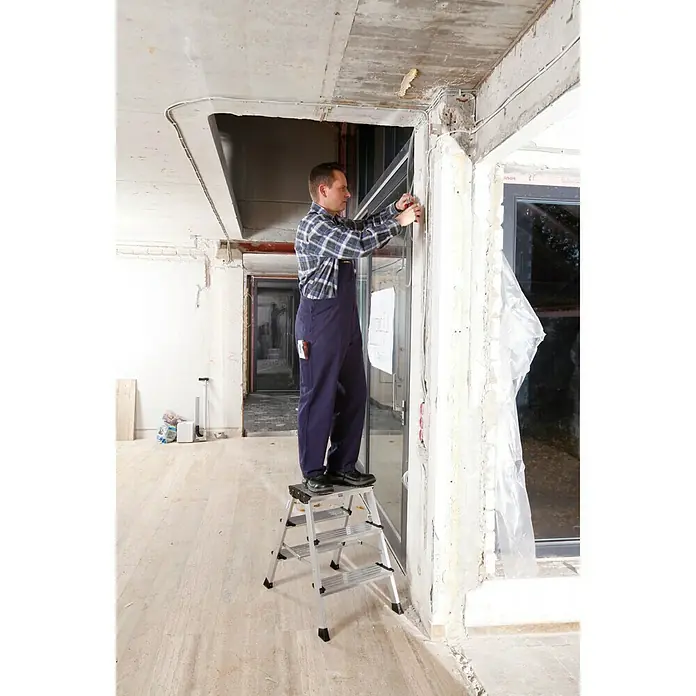 Krause Monto Doppel-Klapptritt Treppo - Arbeitshöhe: 2,65 m, Anzahl Tritte: 2 x 3 Stufen, Tiefe Stufen: 125 mm, Aluminium - Anwendungsbeispiel