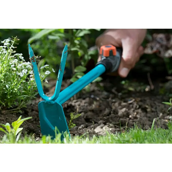 Gardena Combisystem Motičica - Radna širina: 5 cm, Oblik lista: Ravni oblik, Broj zubaca: 2 - Proizvod u upotrebi